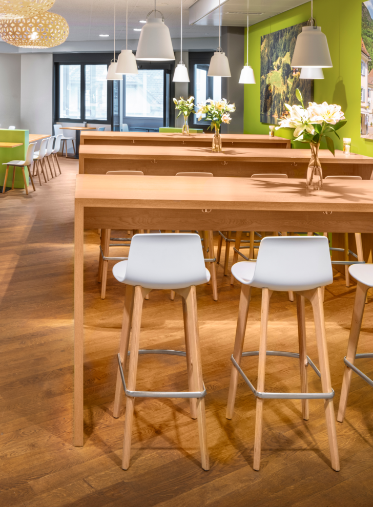 Drei WANGEN Hochtische aus Massivholz im Coop Resaurant in Altdorf.