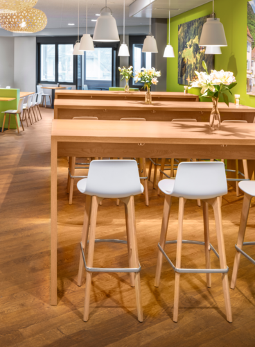 Drei WANGEN Hochtische aus Massivholz im Coop Resaurant in Altdorf.