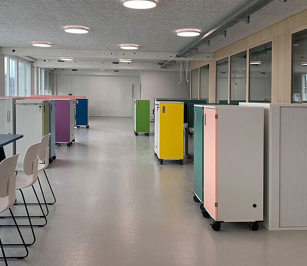 Diverse CADDY's mit farbiger Fronten bei den Arbeitsplätzen der IG Arbeit Luzern.