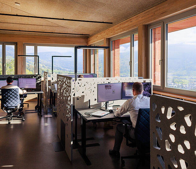 Das Bürogebäude der Firma Borm mit neu eingerichteten schwarzen und grauen Möbeln