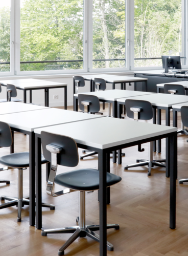 Vierfuss-Rahmentische im Schulhaus Waldegg in der Stadt Sempach.