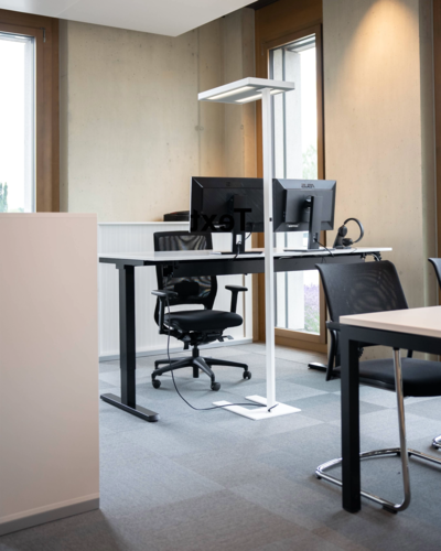 Ein eingerichteter und möblierter Arbeitsplatz der Aregger AG.