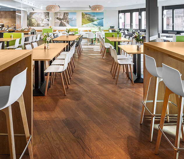 Das möblierte Coop Restaurant Altdorf mit WANGEN Hochtischen und Sitztischen aus Eiche.