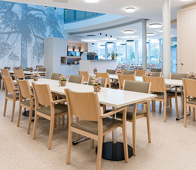 Die möblierte Cafeteria mit Tischen und Stühlen der ZEMP AG im Betagtenzentrum Lindenrain.